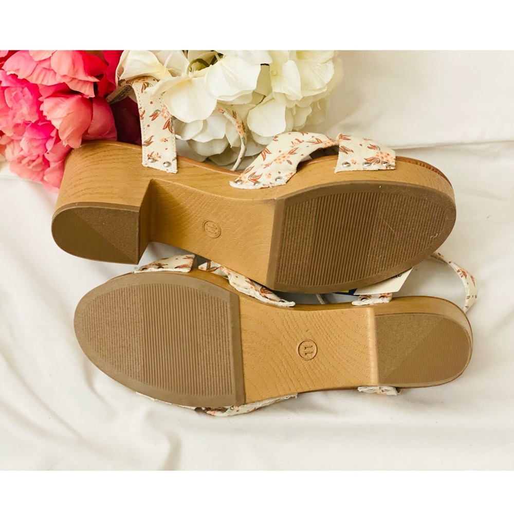 Universal Thread | Floral Heeled Sandals - Picture 5 of 7